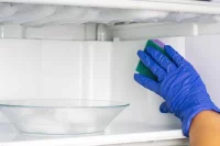 Вода внутри холодильника